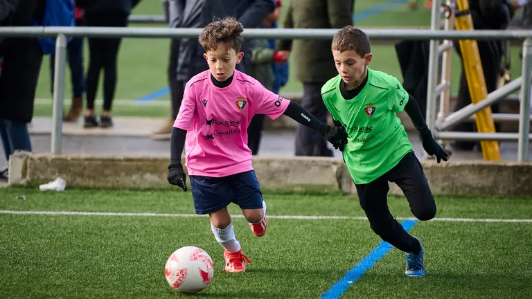Santa Luisa de Marillac se enfrenta a Miravalles El Redín durante la primera jornada de la fase de grupos del XLII Torneo Intersecolar de Osasuna 24-25. PABLO LASAOSA