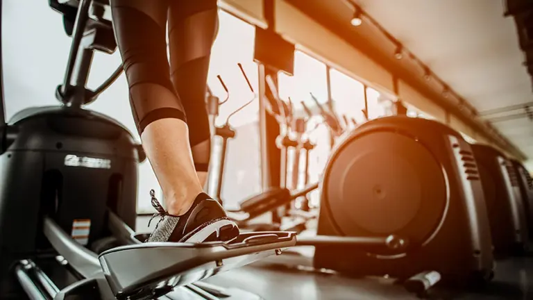 El Ayuntamiento completa la oferta de actividad del polideportivo de Buztintxuri con la adquisición de máquinas para el entrenamiento cardiovascular.