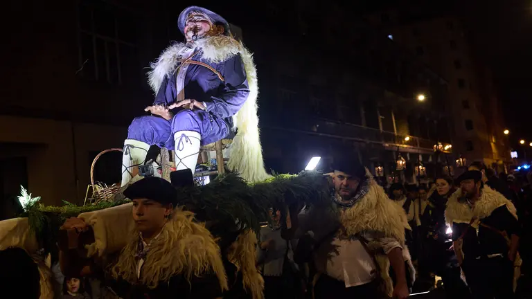 Desfile de Olentzero por las calles de Pamplona en la Nochebuena de 2024. I&Ntilde;IGO ALZUGARAY