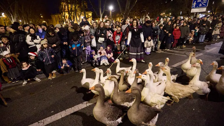 Desfile de Olentzero por las calles de Pamplona en la Nochebuena de 2024. IÑIGO ALZUGARAY
