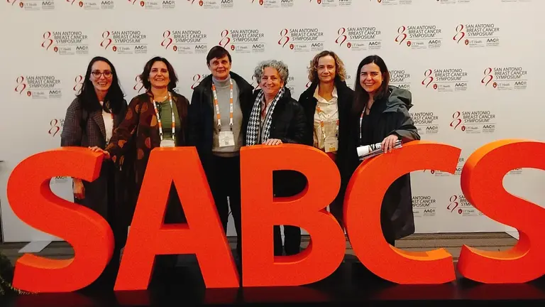 La Dra. Marta Santisteban, segunda por la izquierda, con las doctoras Reboredo, Calvo, Muñoz, Antolín y Alonso, especialistas del Hospital Clínic y del Hospital Universitario de A Coruña, en el simposio de la Asociación Americana para la Investigación en Cáncer. CEDIDA