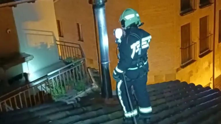 Imagen de archivo de otra intervención de los Bomberos de Navarra para apagar un incendio provocado por una chimenea. BOMBEROS DE NAVARRA