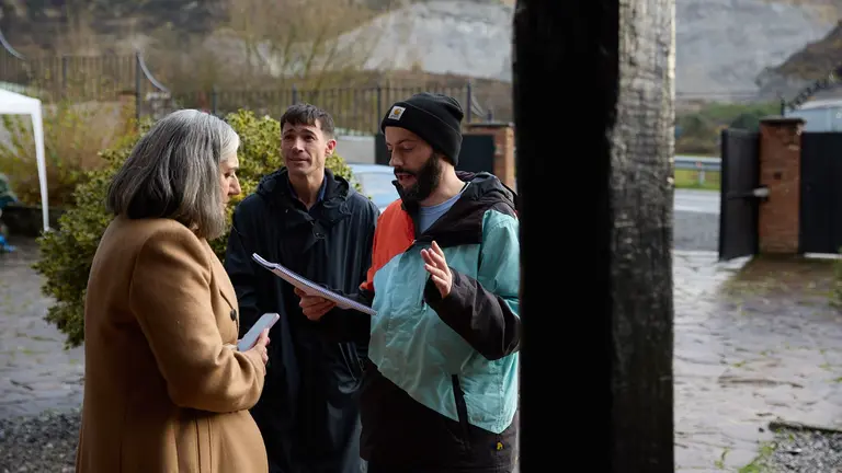Ane Gabarain, Juna José Ballesta y el director Íñigo Floristán pasando las últimas notas de guion. CEDIDA