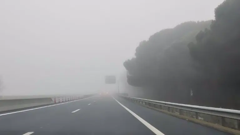 Tramo de autovía afectada por la niebla. EUROPA PRESS