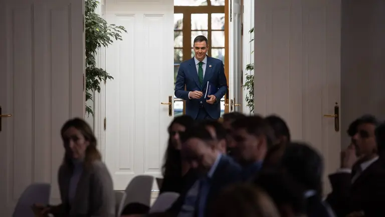 El presidente del Gobierno, Pedro Sánchez, llega a una rueda de prensa posterior a la reunión del Consejo de Ministros, a 23 de diciembre de 2024, en Madrid (España). Durante su comparecencia, el presidente del Ejecutivo ha hecho balance del curso político, y además, ha presentado el informe periódico de rendición de cuentas. ALEJANDRO MARTÍNEZ VÉLEZ / EUROPA PRESS