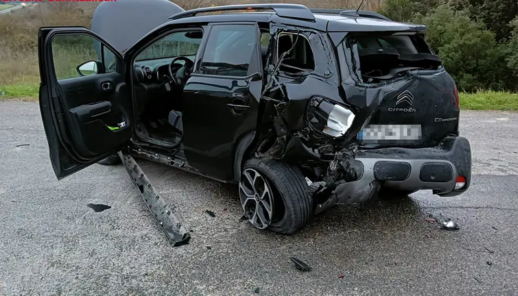 Imagen de uno de los vehículos accidentados en Villatuerta. BOMBEROS DE NAVARRA