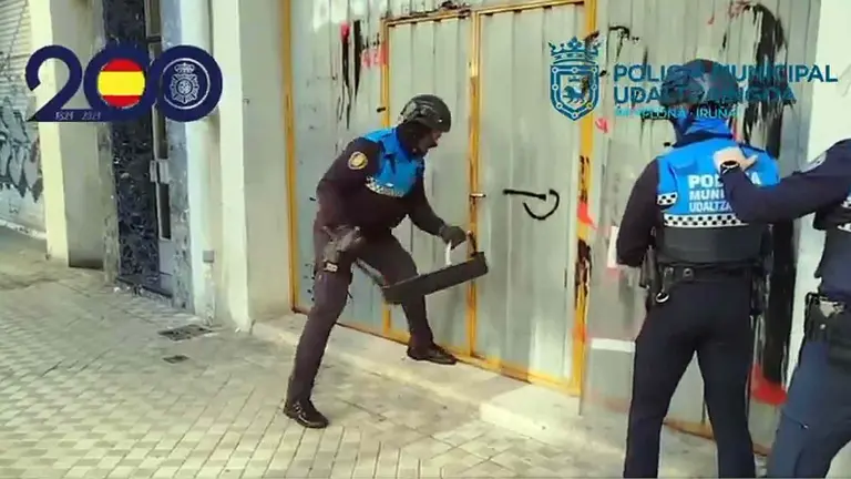 Instante en el que agentes de la policía municipal de Pamplona y de la policía nacional acceden a a uno de los registros en una bajera de Pamplona. POLICÍA MUNICIPAL DE PAMPLONA
