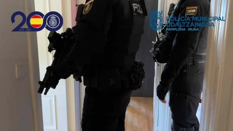 Agentes de la Policía Nacional durante la operación antidroga que han llevado a cabo junto a la Policía Municipal de Pamplona.