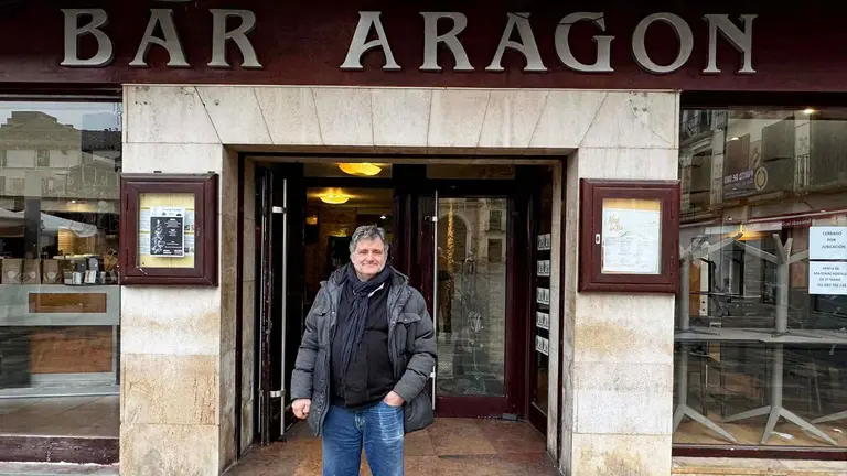 Boris Acenia delante del bar Aragón en la plaza de los Fueros de Tudela. Facebook.