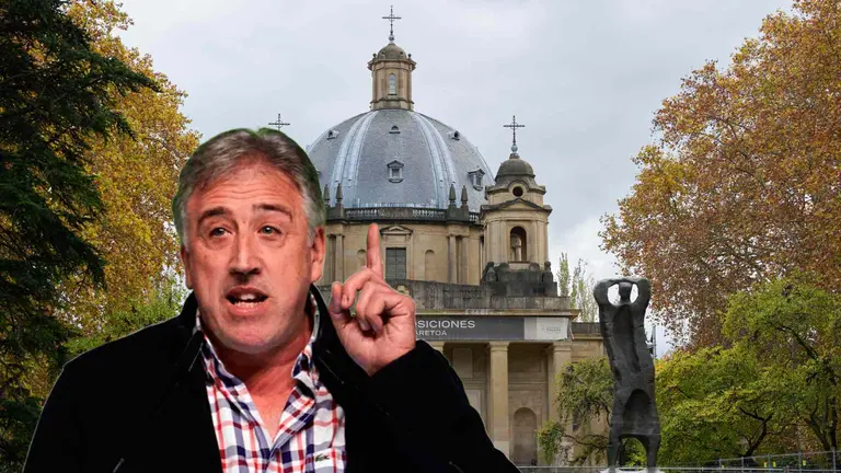 Fotomontaje de Joseba Asirón sobre una foto del Monumento a los Caídos de Pamplona.