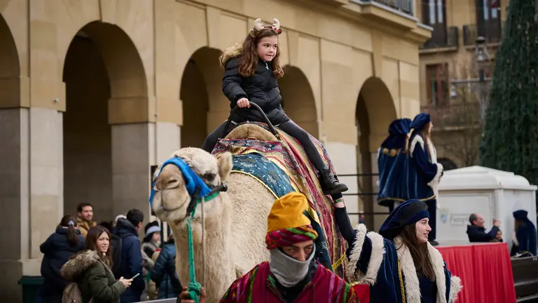 Los dromedarios de los Reyes Magos realizan paseos por la Plaza del Castillo de Pamplona durante la Navidad de 2025. PABLO LASAOSA