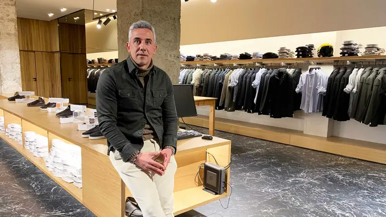 César Valcarlos en la tienda Cuadrado de Pamplona. Navarra.com