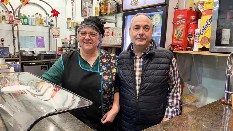 Toñi y Diego en la barra del bar Zubizarra de Burlada. Navarra.com