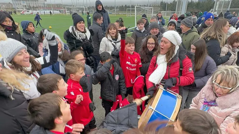 Jugadores, padres y afición del colegio Virgen del Soto de Caparroso celebran la clasificación de sus dos equipos para las semifinales del Torneo Interescolar de Osasuna.