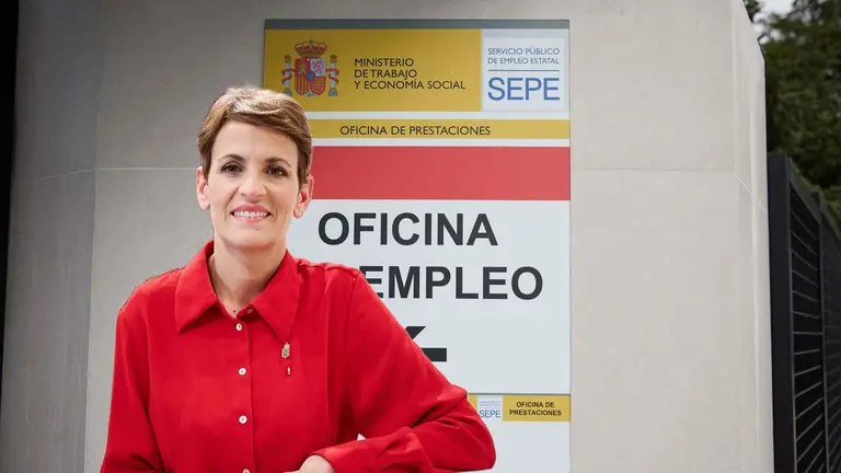 Fotomontaje de María Chivite sobre una imagen de una oficina de empleo.