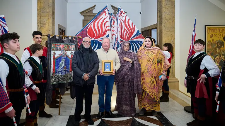La Asociación Cabalgata Reyes Magos Pamplona entrega el Haba de Oro 2025 a la Asociación Amigos del Sáhara. PABLO LASAOSA