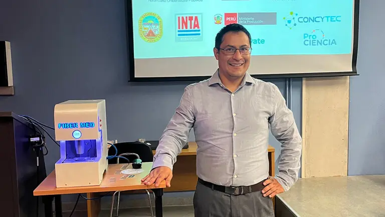 El ingeniero Max Quispe Bonilla, nuevo doctor por la UPNA, con el dispositivo que ha desarrollado para evaluar fibras de origen animal. UPNA