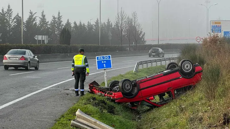 Un agente de la Guardia Civild e Navarra atiende el accidente en la Ronda de Pamplona. GUARDIA CIVIL