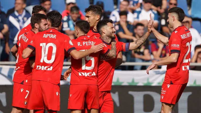 Los jugadores del Osasuna celebran un gol contra el Tenerife, durante el partido de dieciseisavos de final de la Copa del Rey de fútbol que se celebró este sábado en el estadio Heliodoro Rodríguez López de Santa Cruz de Tenerife. EFE/Ramón de la Rocha