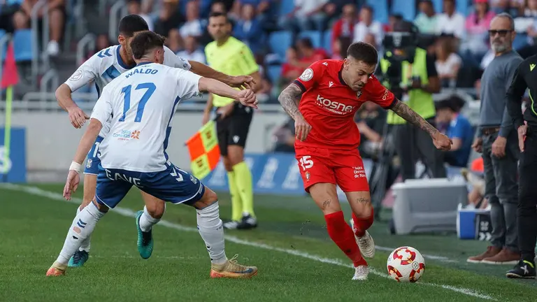 El defensa de Osasuna Rubén Peña (d) y el centrocampista del CD Tenerife Waldo (i) durante el partido de dieciseisavos de final de la Copa del Rey de fútbol que se disputó este sábado en el estadio Heliodoro Rodríguez López de Santa Cruz de Tenerife. EFE/Ramón de la Rocha