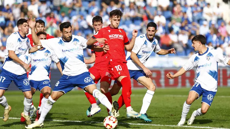Aimar Oroz pugna con Enric Gallego por un balón en el partido de Copa del Rey en el Heliodoro Rodríguez contra el CD Tenerife. OSASUNA / TWITTER