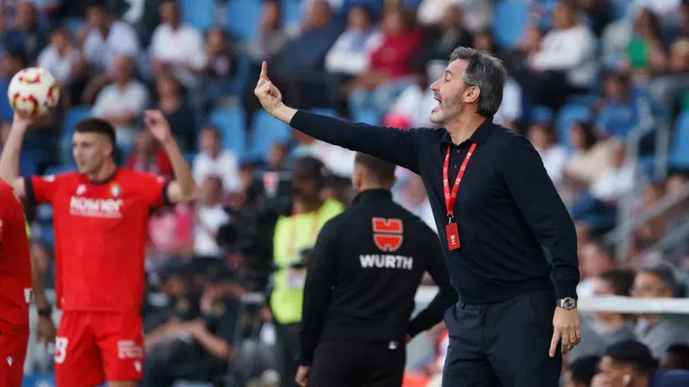 El entrenador del Osasuna, Vicente Moreno, durante el partido de dieciseisavos de final de la Copa del Rey de fútbol frente al CD Tenerife que se disputó este sábado en el estadio Heliodoro Rodríguez López de Santa Cruz de Tenerife. EFE/Ramón de la Rocha