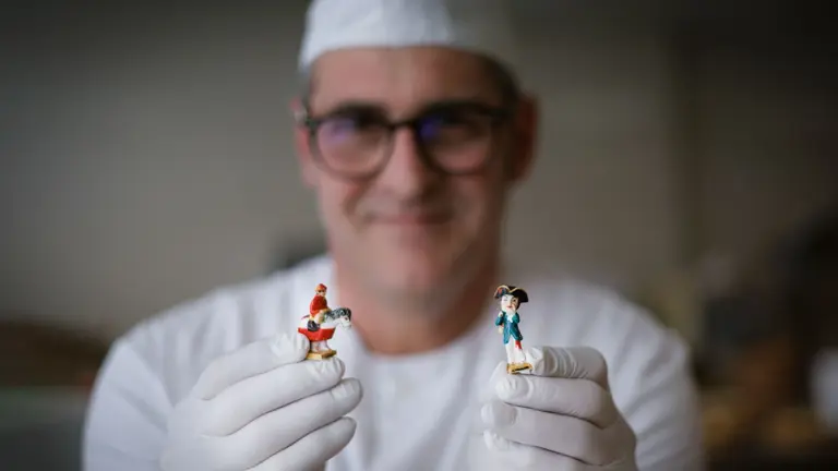 Juantxo Arrasate, jefe de pastelería Arrasate, comenzó hace unos veinte años a introducir estas figuras relacionadas con la cultura local en los roscones de reyes que hace que este dulce sea a la vez tan sanferminero y rico. EFE / VILLAR LÓPEZ