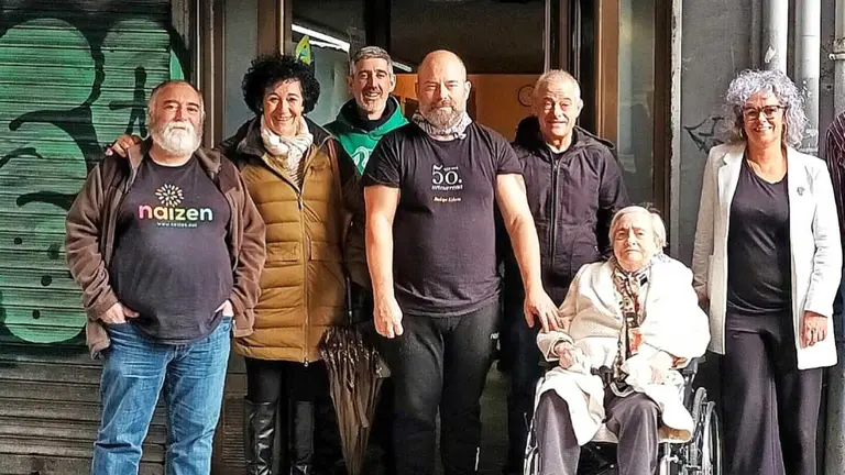 Los propietarios de la Bodega Eslava junto a la alcaldesa de Burlada, a la derecha. Facebook  Ayuntamiento de Burlada.