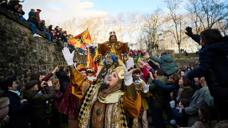 Los Reyes Magos en su llegada a Pamplona por el Portal de Francia durante la Navidad 2025. PABLO LASAOSA