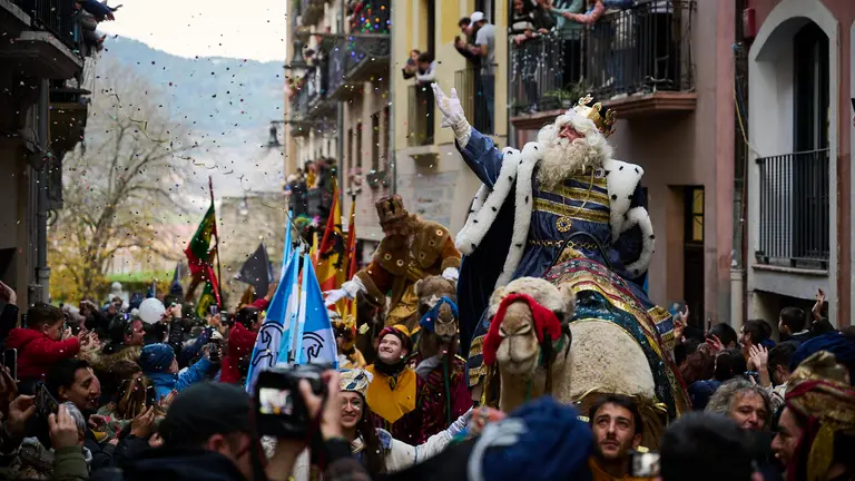 Los Reyes Magos en su llegada a Pamplona por el Portal de Francia durante la Navidad 2025. PABLO LASAOSA