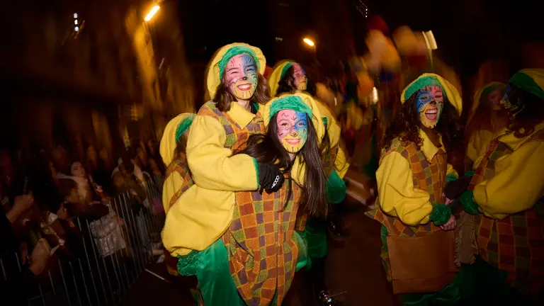 Miles de personas reciben a los Reyes Magos en Pamplona durante la cabalgata de 2025. PABLO LASAOSA
