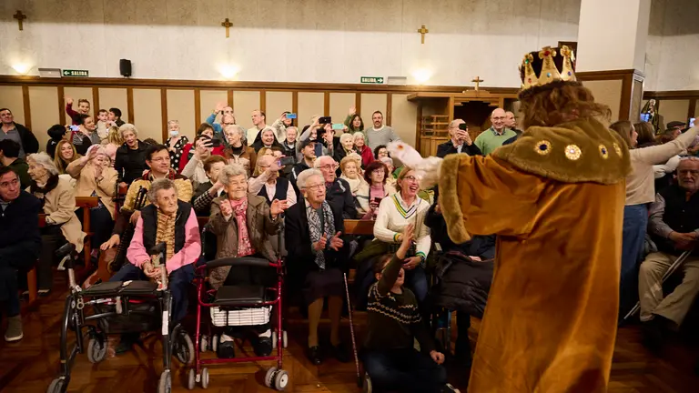 Los Reyes Magos visitan la Casa de Misericordia durante la Cabalgata de 2025. PABLO LASAOSA