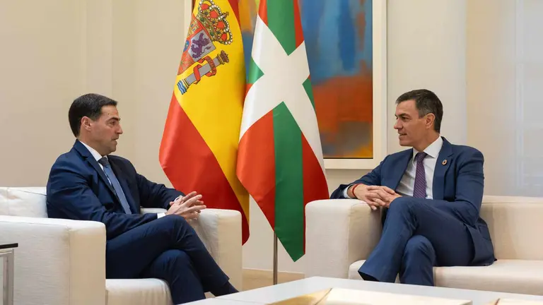 El presidente del Gobierno, Pedro Sánchez, durante su encuentro con el lehendakari, Imanol Pradales, antes de la Comisión Bilateral de Cooperación del Estado - Paí­s Vasco. Europa Press