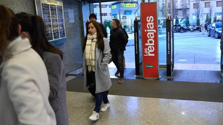 Comienzo de las rebajas de invierno de El Corte Inglés de Pamplona. IÑIGO ALZUGARAY