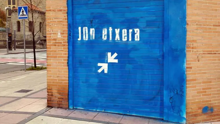 Pintada en la persiana de un comercio en la Rochapea que reclama la excarcelación del etarra Jon Rubenach.