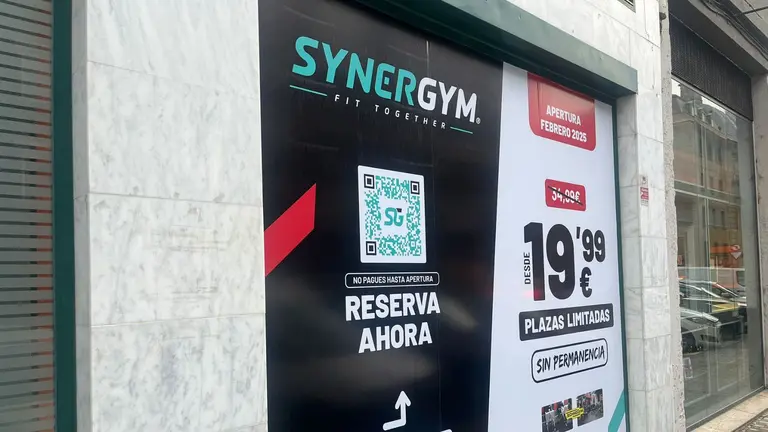 La lona que anuncia la apertura de un nuevo centro SynerGym en pamplona. NAVARRA.COM