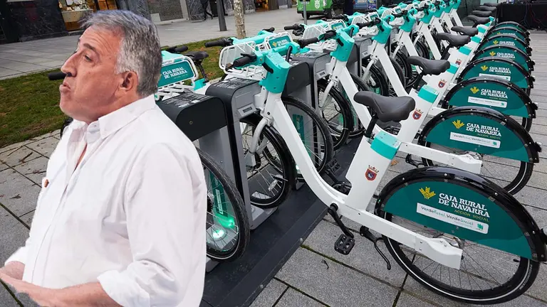 Fotomontaje de Joseba Asirón sobre una estación de bicicletas eléctricas de alquiler en Pamplona.