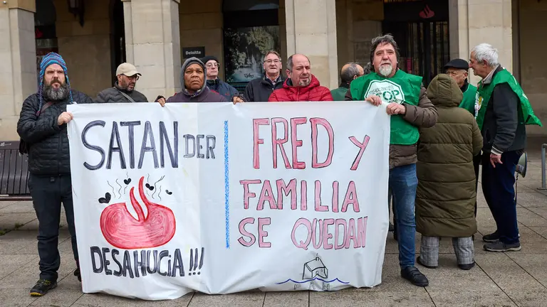 Concentración convocada por la Plataforma de Afectados por la Hipoteca (PAH) de Berriozar en contra del desahucio de una familia del municipio por el banco Santander. IÑIGO ALZUGARAY