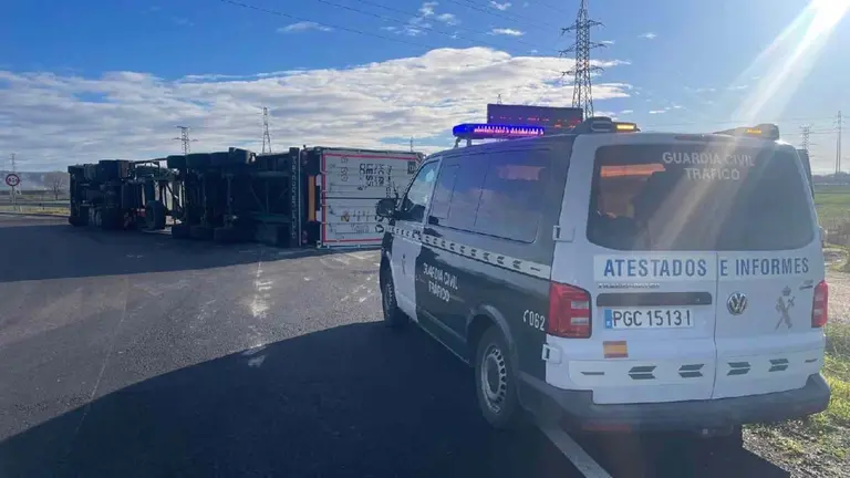 Imagen del camión volcado. GUARDIA CIVIL