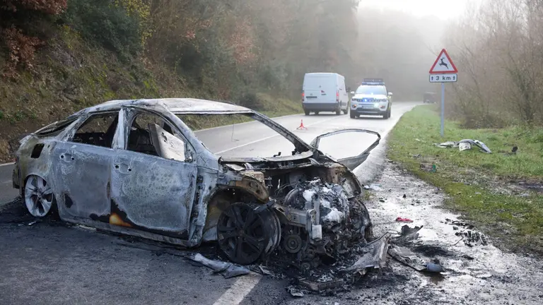 Un hombre de 28 años ha fallecido este viernes tras sufrir una salida de vía y arder el vehículo que conducía en la carretera NA-7010, en el término municipal de Iza (Navarra). EFE/Iñaki Porto