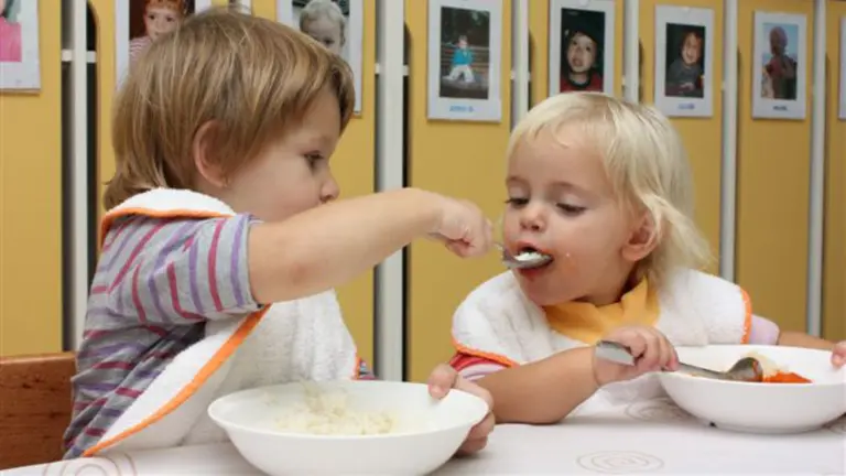 Imagen de archivo de dos niños en el comedor de una escuela infantil de Pamplona. AYUNTAMIENTO DE PAMPLONA