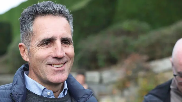 El excorredor Miguel Indurain, cinco veces ganador del Tour de Francia, este viernes en Bilbao, donde participó en el homenaje a Loroño, en pentacampeón considera a Tadej Pogacar como principal favorito a ganar la próxima edición de la ronda gala "por fuerza, por equipo y por motivación". EFE/Luis Tejido