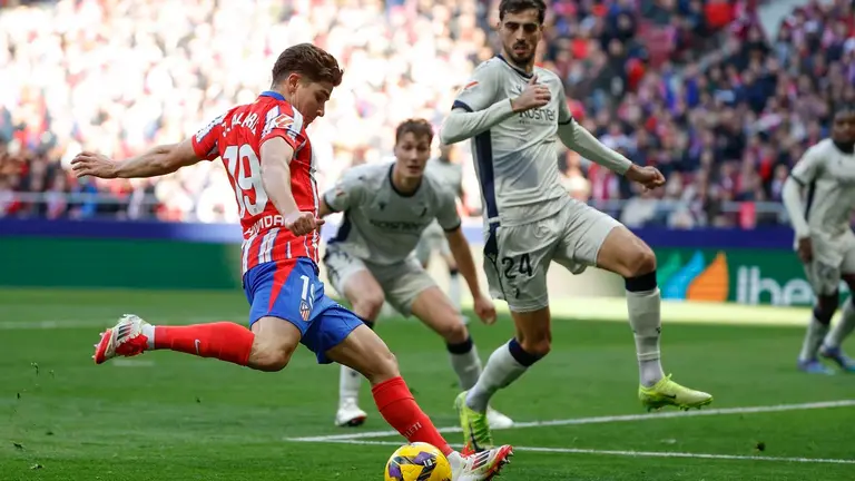 El delantero argentino del Atlético de Madrid Julián Álvarez pelea un balón con el defensa de Osasuna Alejandor Catena durante el partido de LaLiga entre el Atlético de Madrid y Osasuna, este domingo en el Riyadh Air Metropolitano de Madrid. EFE/ Juanjo Martín