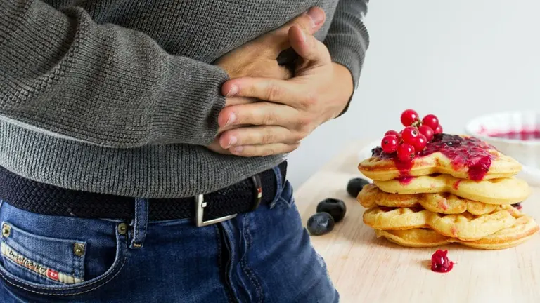 Imagen de una persona que ha tenido un exceso de comida. PIXABAY