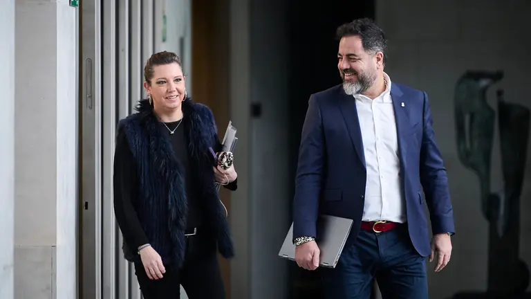 Ramón Alzórriz y Ainhoa Unzu, del PSN, en su llegada a la Mesa y Junta de Portavoces del Parlamento de Navarra. PABLO LASAOSA