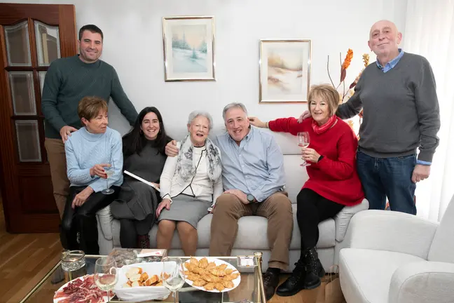 María Esther Laguardia con familiares y el alcalde Asirón en su casa de la Rochapea. AYUNTAMIENTO DEPAMPLONA