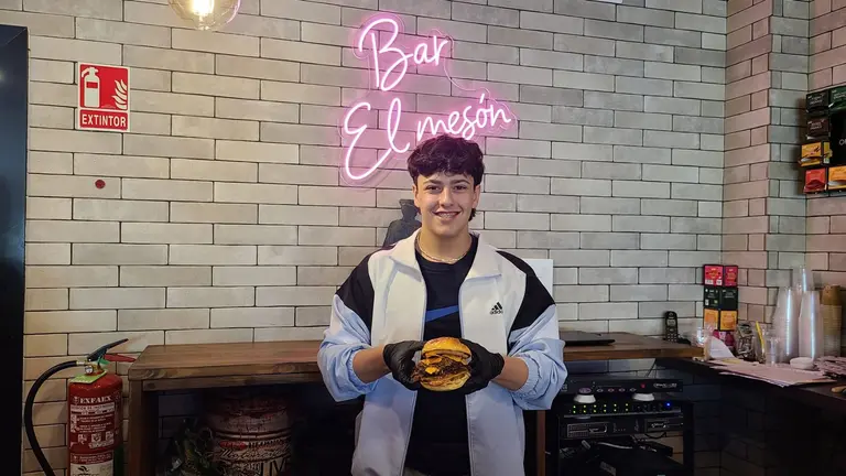Samnuel Litago, del bar El Mesón, en Fustiñana, con su hamburguesa 'The Pulled Beast'. CEDIDA