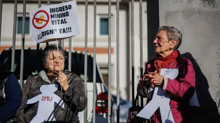 Dos mujeres durante una concentración en defensa de ‘un ingreso mínimo vital digno’, frente a la sede del Ministerio ALEJANDRO MARTÍNEZ / EUROPA PRESS