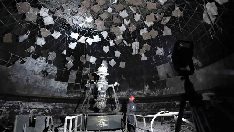 Estado en el que ha quedado el edificio de el Planetario de Pamplona tras el incendio declarado el martes 14 de enero en la sala principal. GN