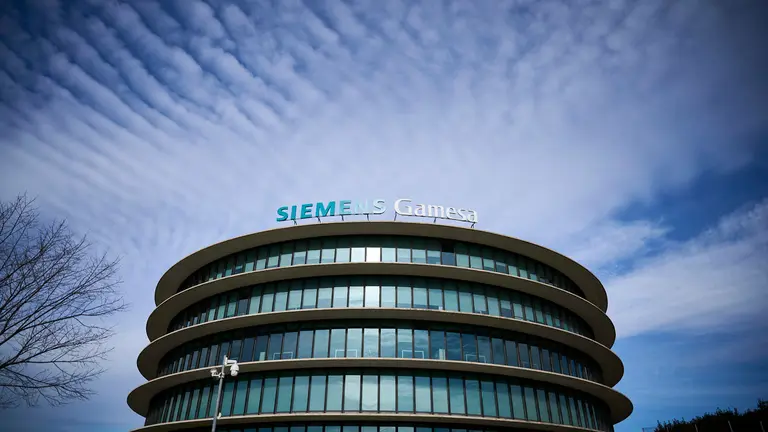 Concentración convocada por los sindicatos ELA, CCOO y UGT "en contra del ERE que la empresa quiere aplicar para hacer despidos" en Siemens Gamesa. PABLO LASAOSA